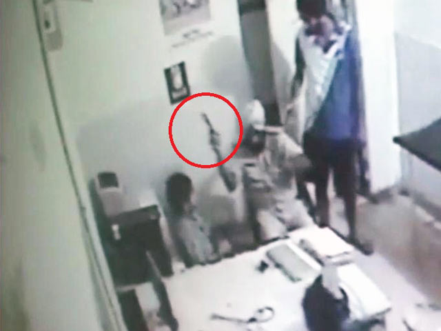 कैमरे में कैद : नशे में धुत पुलिसवाले ने डॉक्टर पर चलाई गोली