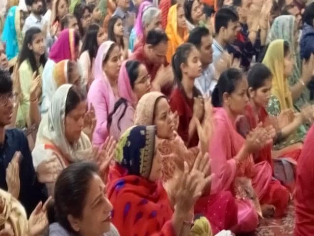 Videos : नवरात्रि के पहले दिन दिल्ली के मंदिरों में उमड़ी श्रद्धालुओं की भीड़