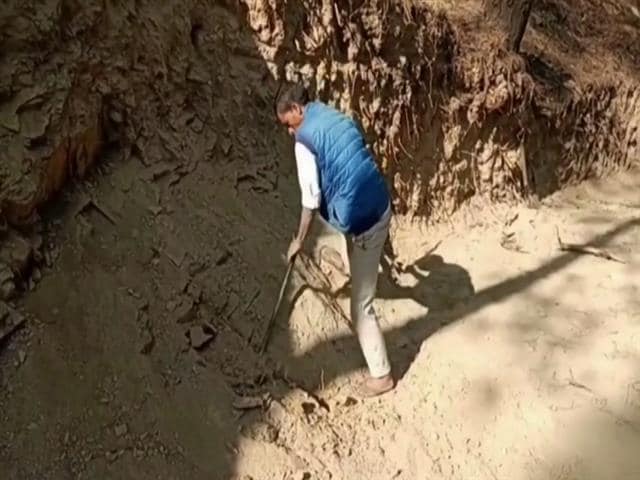 Videos : बागेश्वर का 'दशरथ मांझी', पहाड़ कारटकर खुद बना दी आधा किलोमीटर कच्ची सड़क