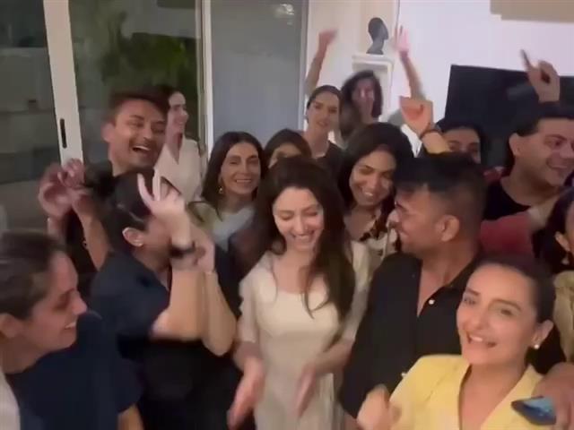 Mahira Khan And <i>Ladkiwale</i> Gang Danced To A Shah Rukh Khan Song At Wedding