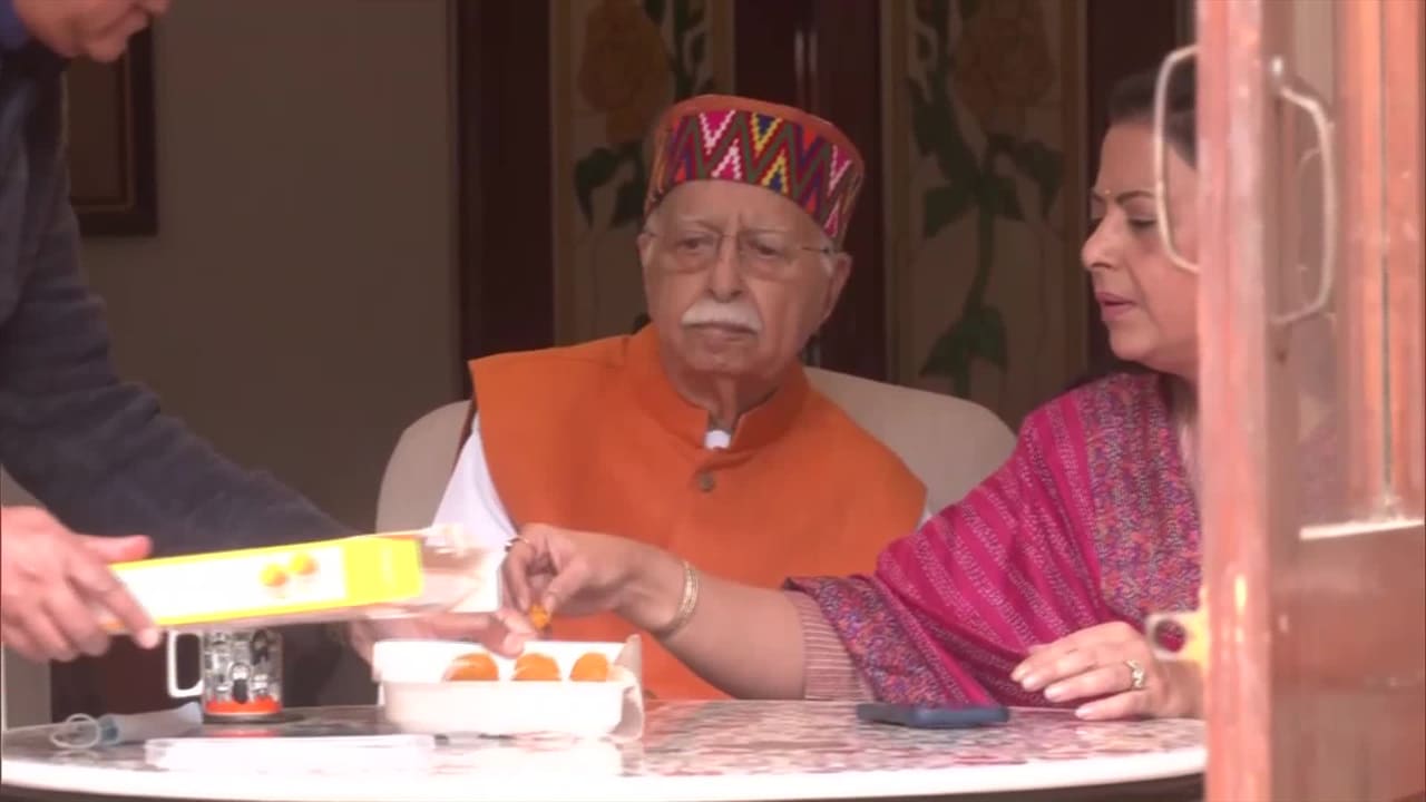 Video : LK Advani's Daughter Feeds Him Sweets After Bharat Ratna Honour Announcement