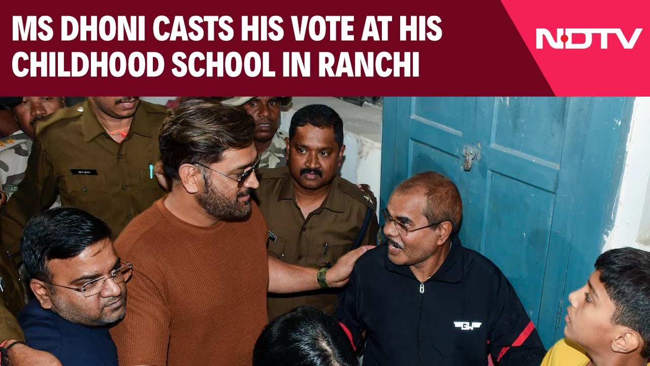 Video : MS Dhoni Casts Vote With Wife In Ranchi