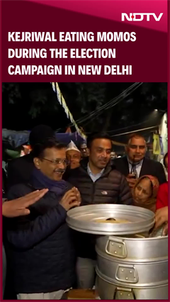 Kejriwal Eating Momos During The Election Campaign In New Delhi