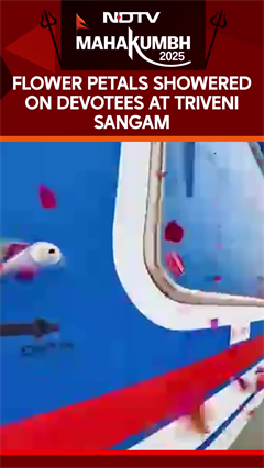 Maha Kumbh 2025 | Flower Petals Showered on Devotees at Triveni Sangam During Makar Sankranti