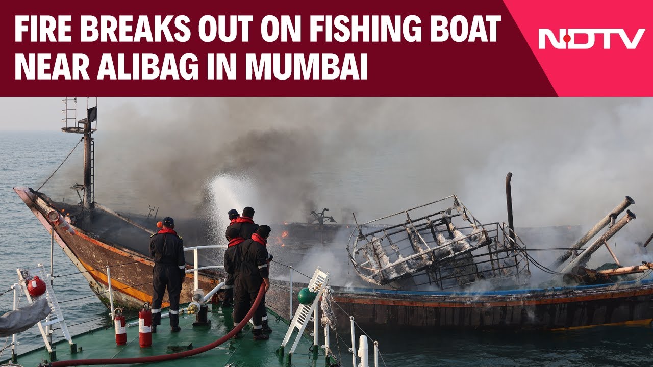 Alibaug Boat Fire | Narrow Escape For 20 Fishermen As Boat Catches Fire Near Mumbai