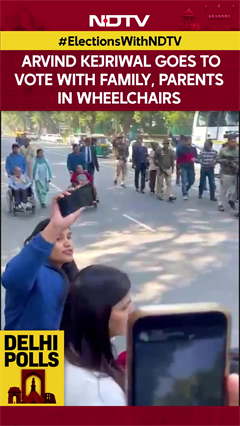 AAP Supremo Arvind Kejriwal Goes To Vote With Family, Parents In Wheelchairs AAP Supremo Arvind Kejriwal Goes To Vote With Family, Parents In Wheelchairs