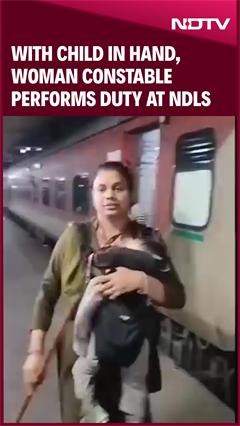 With Child In Hand, This Woman Constable Performs Duty At NDLS With Child In Hand, This Woman Constable Performs Duty At NDLS