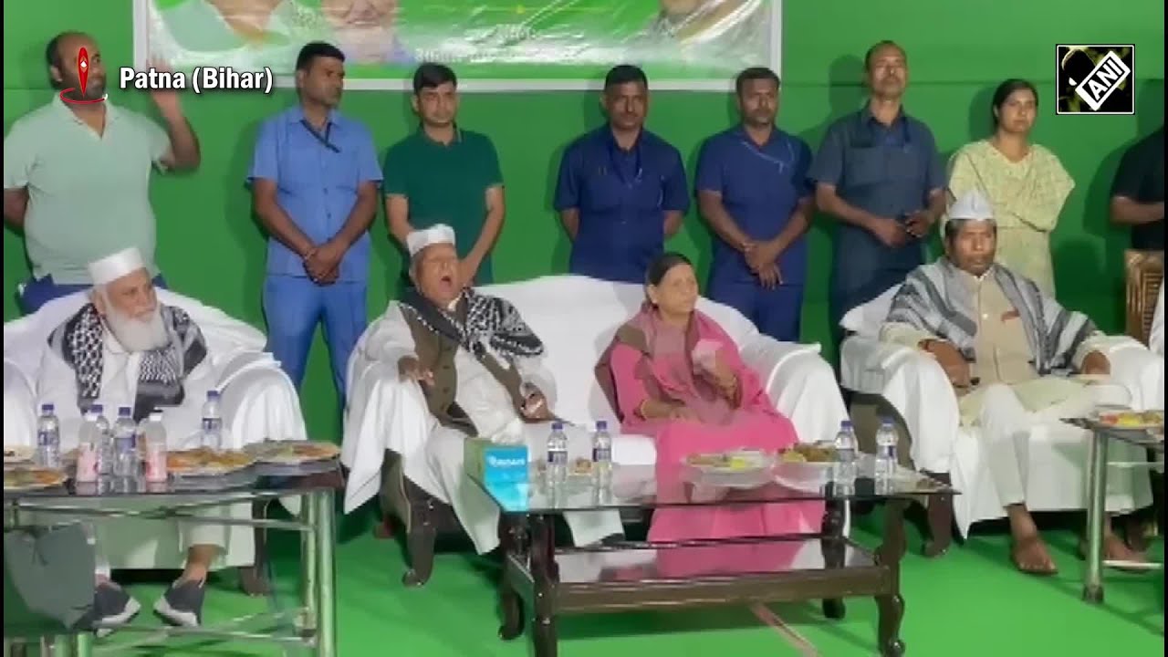 Lalu Prasad Yadav, Rabri Devi Attend Iftar Party At RJD Leader Abdul Bari Siddiqui's Residence Lalu Prasad Yadav, Rabri Devi Attend Iftar Party At RJD Leader Abdul Bari Siddiqui's Residence