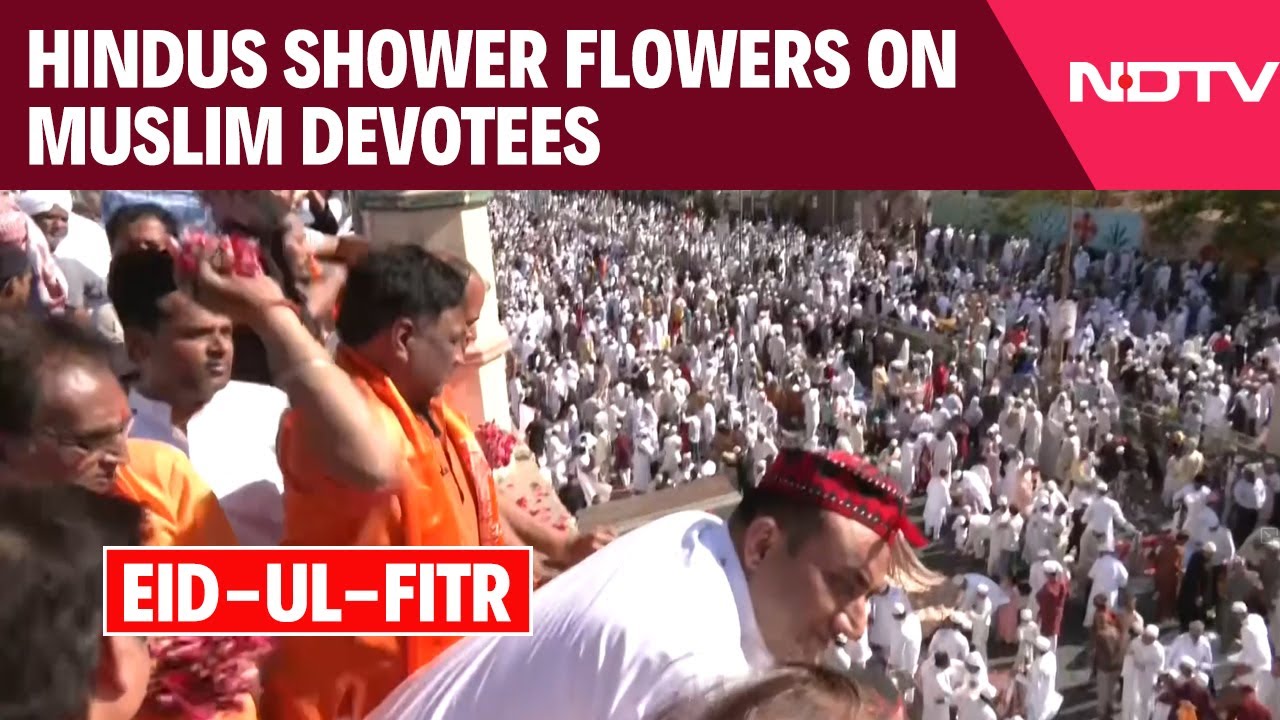Hindus Shower Flowers On Muslim Devotees At Jaipur Eidgah On Eid-Ul-Fitr Festival Hindus Shower Flowers On Muslim Devotees At Jaipur Eidgah On Eid-Ul-Fitr Festival
