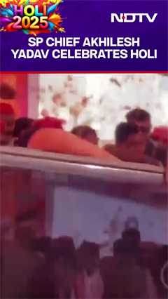 Akhilesh Yadav News | Samajwadi Party Chief Akhilesh Yadav Celebrates Holi At Party Office In Saifi