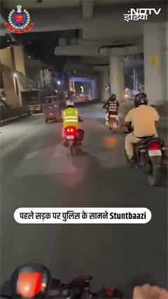 दिल्ली पुलिस के सामने युवकों ने की स्टंटबाजी, गिरफ्तार | Shorts | Viral Video | Delhi Police