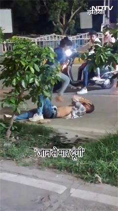 MP News: Indore में एक महिला ने अपने प्रेमी को बीच सड़क पर जमकर पीटा | Viral Video | SHORTS