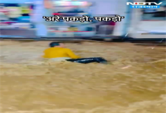 Rajasthan: Ajmer में सड़क पर जलसैलाब में बहने लगा शख्स, वीडियो आया सामने | Shorts Rajasthan: Ajmer में सड़क पर जलसैलाब में बहने लगा शख्स, वीडियो आया सामने | Shorts