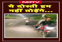 दोस्ती की मिसाल.. Hospital में भर्ती दोस्त को ड्रिप के साथ बाइक पर घुमाया | Viral Video | MP News दोस्ती की मिसाल.. Hospital में भर्ती दोस्त को ड्रिप के साथ बाइक पर घुमाया | Viral Video | MP News