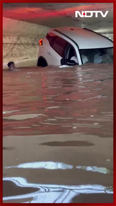 Video: Thane Rains | Thane Locals Swim Through Flooded Underpass To Save Stranded Car Passengers