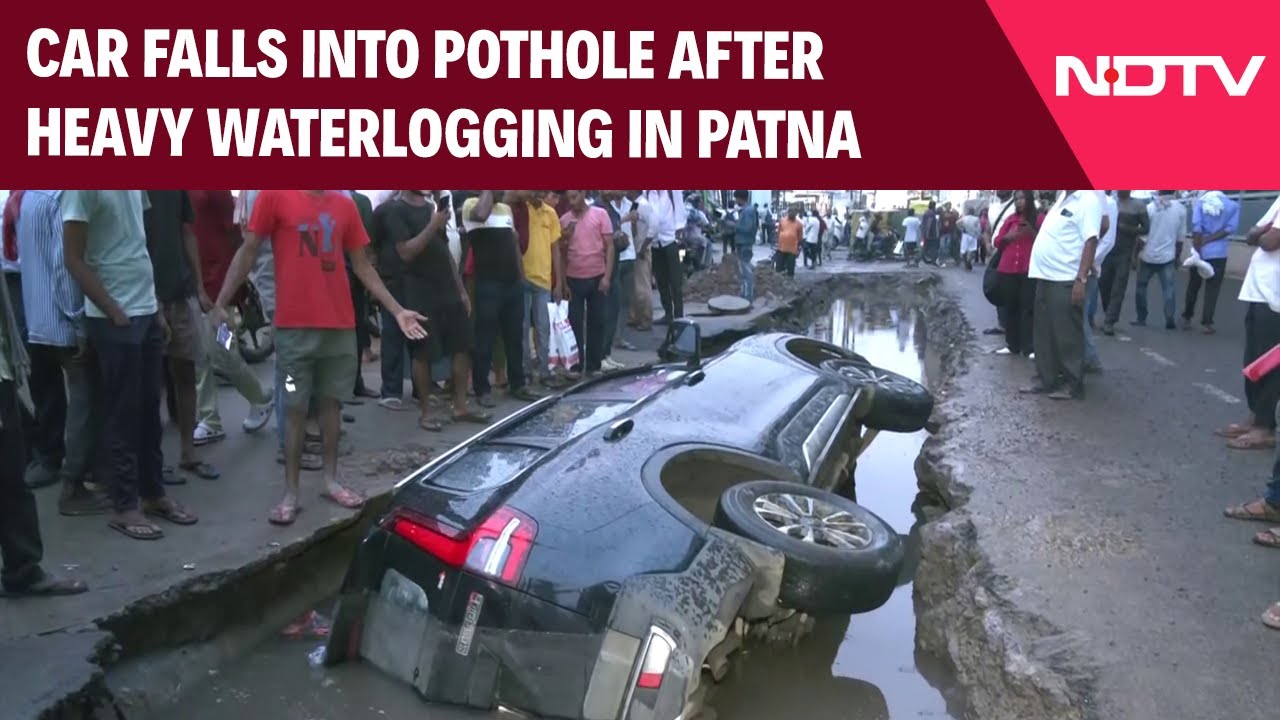 Monsoon Mayhem | Car Falls Into Pothole After Heavy Waterlogging Outside Patna Junction, Bihar