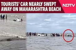 Maharashtra News: Tourists' Car Nearly Swept Away On Maharashtra Beach, Rescued By Locals Maharashtra News: Tourists' Car Nearly Swept Away On Maharashtra Beach, Rescued By Locals