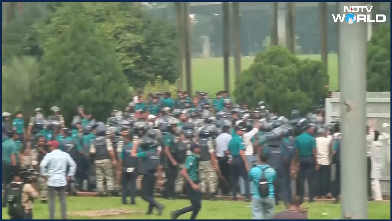 Bangladesh Protests | Clashes Erupt Outside Bangladesh Parliament As Major Parties Sign July Charter