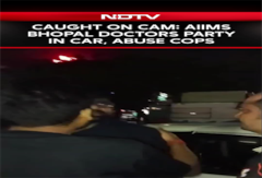 Drunk AIIMS Doctors Caught Partying In Car Then Abuse Cop Drunk AIIMS Doctors Caught Partying In Car Then Abuse Cop