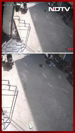 Video: Delhi Bus Rams Into E-Rickshaw, School Van, Driver Arrested