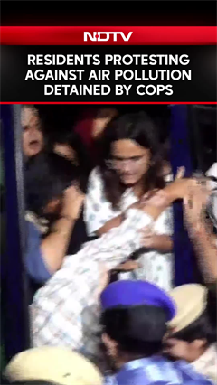 Delhi: Residents Protesting Against Air Pollution Detained By Cops