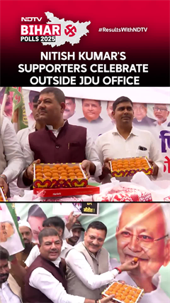 Bihar CM Nitish Kumar's Supporters Burst Firecrackers & Distribute Sweets Outside Patna JDU Office