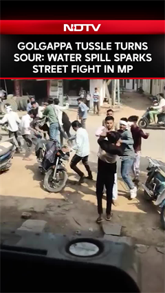 Madhya Pradesh News | Golgappa Tussle Turns Sour: Water Spill Sparks Street Fight In Madhya Pradesh