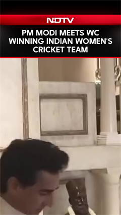 PM Modi News | Queens Of Cricket Meet PM Modi, PM Poses With The Champs & The Cup