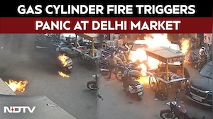 Delhi News | Gas Cylinder Fire Triggers Panic At Delhi Market, Shopkeepers Prevent Disaster