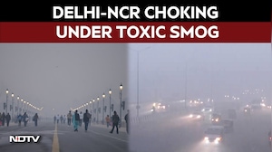 Delhi Air Pollution | Toxic Smog Blankets New Delhi, Air Quality Turns Hazardous As Travel Disrupted