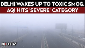 Delhi Pollution Today | Delhi Wakes Up To Toxic Smog, AQI Hits 'Severe' Category