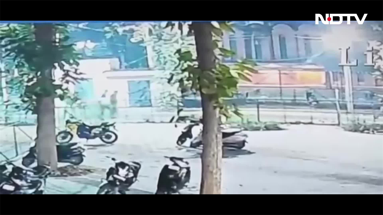 अलीगढ़ मुस्लिम यूनिवर्सिटी में टीचर को गोली मारने का LIVE VIDEO