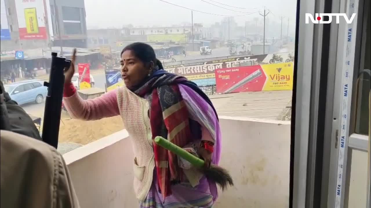 लोन चुकाने के बाद भी नहीं सुधरा सिबिल स्कोर, झाड़ू लेकर बैंक पहुंची महिला, काट दिया बवाल