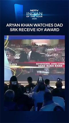 Aryan Khan Watches Shah Rukh Khan Receive NDTV Indian Of The Year Award 2007
