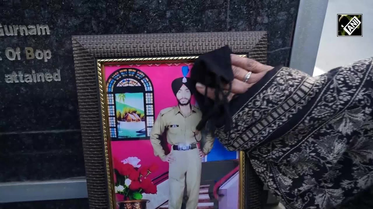 In Freezing J&K Winter, Martyr Gurnam Singh’s Parents Cover His Statue With Blanket