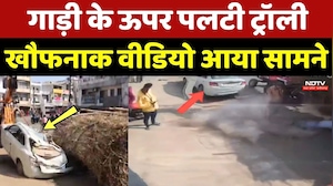 Narsinghpur Accident: Car के ऊपर पलटी Trolley, खौफनाक वीडियो आया सामने