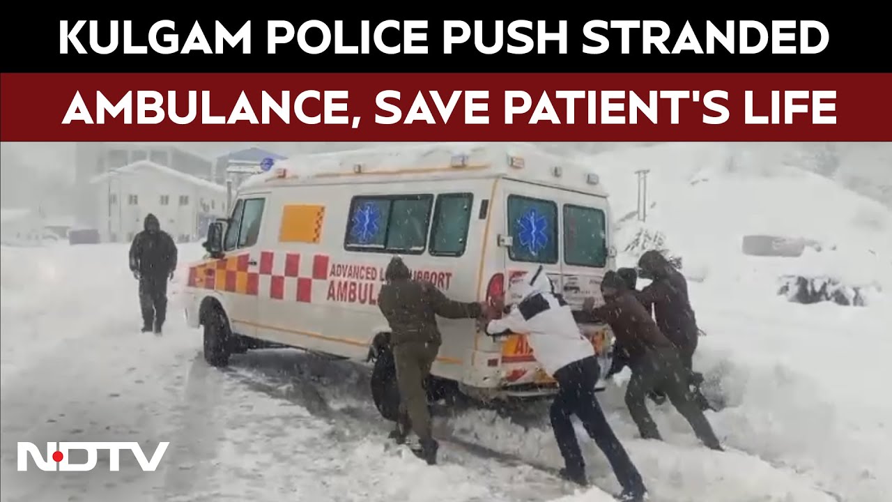 J&K News Today | Kulgam Police Push Stranded Ambulance in Snow, Save Patient’s Life