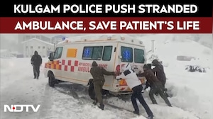 J&K News Today | Kulgam Police Push Stranded Ambulance in Snow, Save Patient&rsquo;s Life