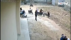 VIDEO: हथियार लहराते बदमाशों ने मचाया तांडव, फरीदाबाद में फैली दहशत