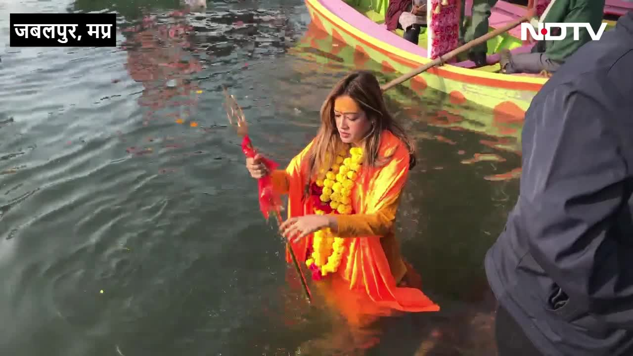 भगवा चोला उतारने से पहले हर्षा रिछारिया का नर्मदा स्नान, बताया- धर्म मार्ग छोड़ने के लिए किसने किया मजबूर