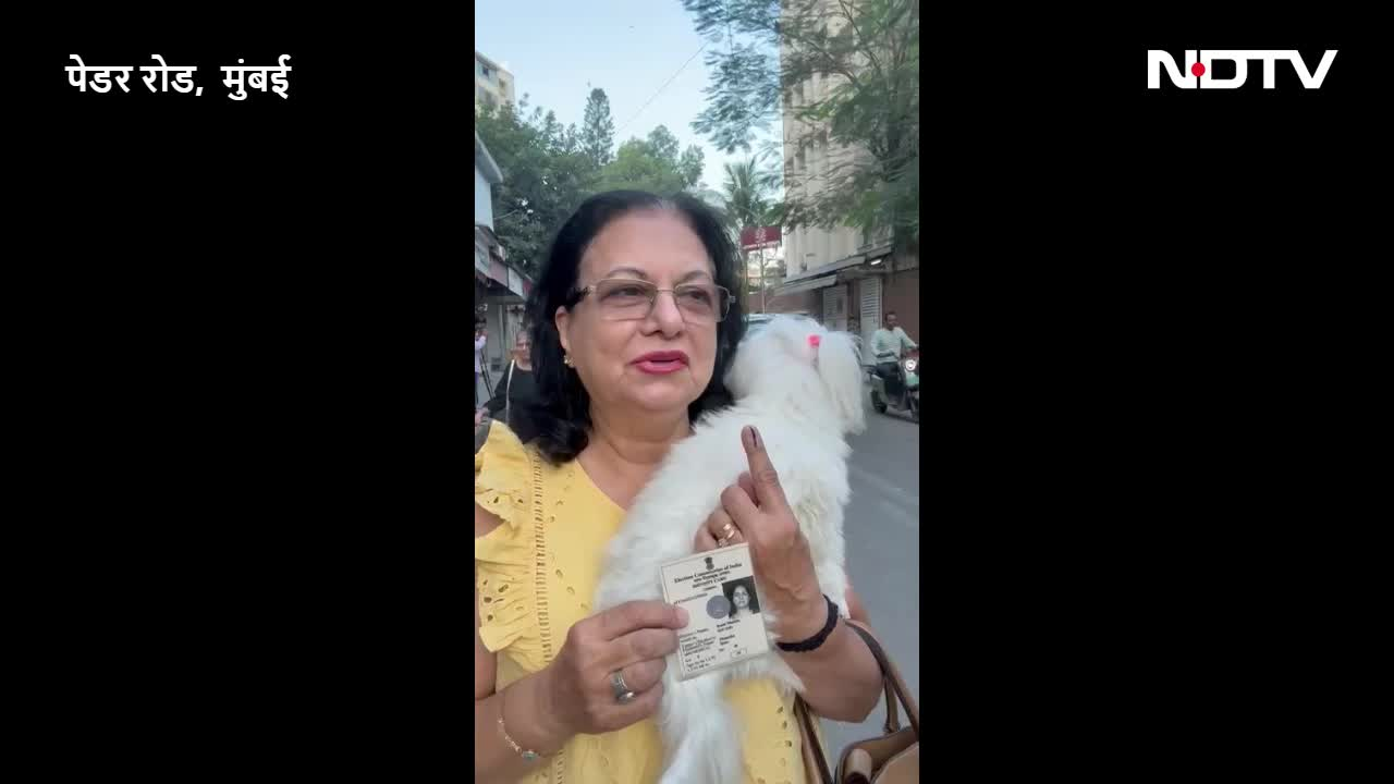 पालतू कुत्ते के साथ वोट डालने पहुंचीं मां-बेटी, बताया- BMC चुनाव में सबसे बड़ा मुद्दा क्या है