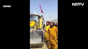 डिफेंडर और पोर्श कार के बाद सतुआ बाबा ने चलाया बुलडोजर, देखें VIDEO