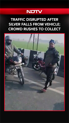 Video: Chaos on Hapur Highway After Silver Falls From Vehicle; Video Shows People Rushing to Collect It