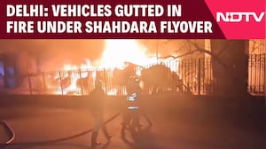Delhi Fire News | Fire Breaks Out in Vehicles Parked Under Shahdara Flyover | Shahdara Fire News