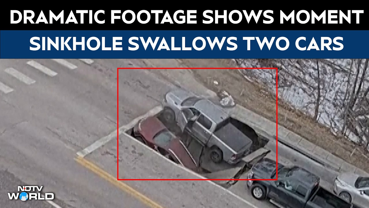 US Sinkhole | Dramatic Footage Shows Moment Sinkhole Swallows 2 Cars At Traffic Signal In US