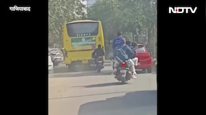 एक स्कूटी पर इतने बच्चे? गाजियाबाद का VIDEO देख हैरान इंटरनेट