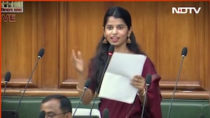 VIDEO: बिहार विधानसभा में गूंजी मैथिली ठाकुर की दहाड़, लालू को 'धृतराष्ट्र' और तेजस्वी को 'दुर्योधन'