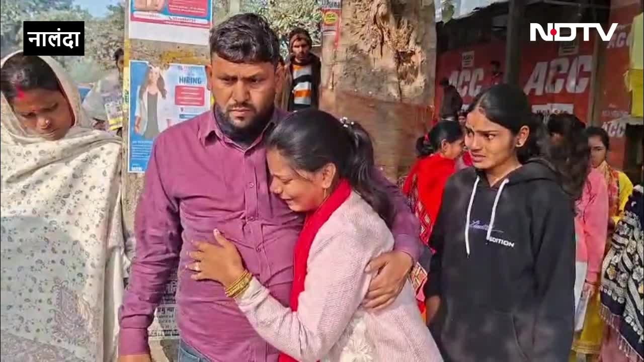 VIDEO: सड़क पर बिलख-बिलख कर रोई छात्रा, 1 साल की मेहनत बर्बाद