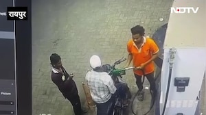 रायपुर में पेट्रोल पंप पर खौफनाक हादसा टला, शख्स ने सिगरेट चलाकर लगाई बाइक की टंकी में आग