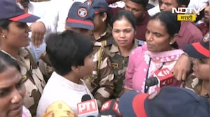 Trupti Desai यांना कोर्टाबाहेर पोलिसांनी अडवलं, तर Ashok Kharatला घेऊन पोलीस कोर्टात हजर